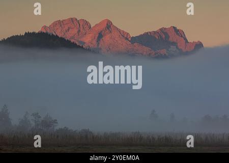 Nebel über einem See vor Bergen im Morgenlicht, Barmsee, Zugspitze, Bayern, Deutschland, Europa Stockfoto
