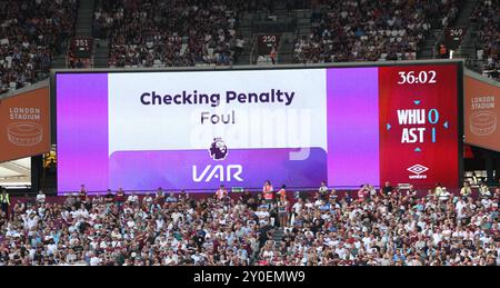 Video Assistant Schiedsrichter VAR überprüft einen Elfmeterschieß an West Ham United. - West Ham United / Aston Villa, Premier League, London Stadium, London, UK - 17. August 2024. Nur redaktionelle Verwendung – es gelten Einschränkungen für DataCo. Stockfoto