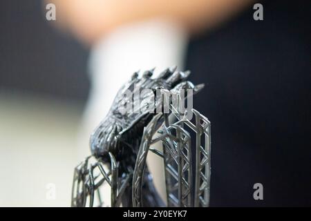 Modell des Beins, gedruckt auf einem 3D-Drucker aus schwarzem Gummi, Nahaufnahme. Teil eines Objekts, das auf einem 3D-Drucker aus gehärtetem Gummi unter dem Einfluss von ultraviolettem Licht erzeugt wurde. SLA 3D-Drucktechnologie. Stockfoto