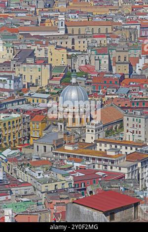 Neapel, Italien - 21. Juni 2014: Basilica dello Spirito Santo im Stadtzentrum Blick vom malerischen Punkt San Martino Hill am sonnigen Sommertag. Stockfoto