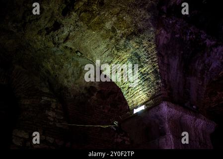 Unterbauten und Keller des römischen historischen Komplexes des Diokletianpalastes, UNESCO-Weltkulturerbe in Split, Kroatien Stockfoto