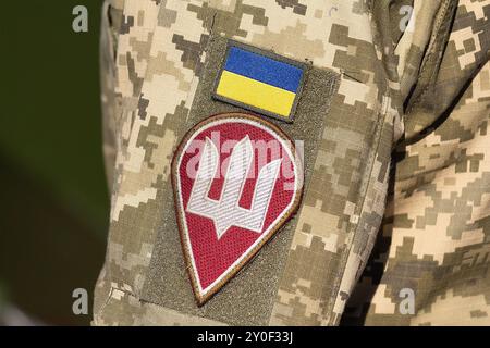 Wappen und Flagge auf den Chevrons eines ukrainischen Soldaten Nahaufnahme Stockfoto