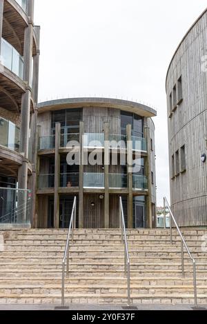 West Bay, Dorset, Großbritannien, England, Broadchurch Polizeistation, Broadchurch, Polizeistation, Holzgebäude, Treppen, Betontreppen, Geländer, Handlauf Stockfoto