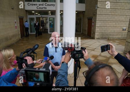 Raymond Connolly, der konservative Stadtrat von West Northamptonshire, spricht vor dem Northampton Crown Court vor den Medien, nachdem seine Frau Lucy Connolly sich schuldig bekannte, einen Social-Media-Beitrag veröffentlicht zu haben, der Rassenhass gegen Asylsuchende aufrührt. Bilddatum: Montag, 2. September 2024. Stockfoto