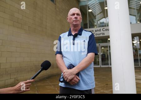 Raymond Connolly, der konservative Stadtrat von West Northamptonshire, spricht vor dem Northampton Crown Court vor den Medien, nachdem seine Frau Lucy Connolly sich schuldig bekannte, einen Social-Media-Beitrag veröffentlicht zu haben, der Rassenhass gegen Asylsuchende aufrührt. Bilddatum: Montag, 2. September 2024. Stockfoto