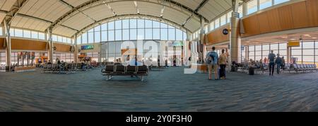 Calgary, Alberta, Kanada – 25. August 2025: Innenraum einer Wartehalle am internationalen Flughafen von Calgary Stockfoto