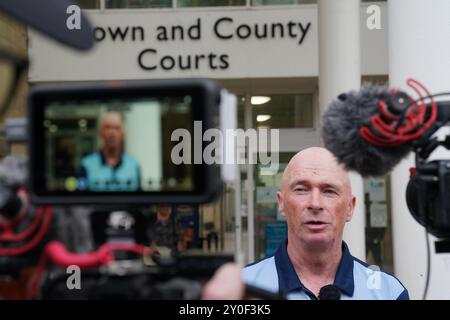 Raymond Connolly, der konservative Stadtrat von West Northamptonshire, spricht vor dem Northampton Crown Court vor den Medien, nachdem seine Frau Lucy Connolly sich schuldig bekannte, einen Social-Media-Beitrag veröffentlicht zu haben, der Rassenhass gegen Asylsuchende aufrührt. Bilddatum: Montag, 2. September 2024. Stockfoto