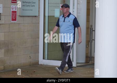 Der konservative Stadtrat von West Northamptonshire Raymond Connolly vor dem Northampton Crown Court, nachdem seine Frau Lucy Connolly sich schuldig bekannt hatte, einen Social-Media-Beitrag veröffentlicht zu haben, der Rassenhass gegen Asylsuchende aufrührt. Bilddatum: Montag, 2. September 2024. Stockfoto