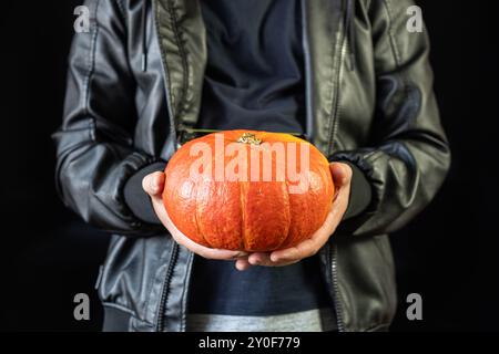 Thanksgiving-Tag kochen. Wir feiern alles Gute an Thanksgiving. Trick or Treat. Frohes Halloween. Halloween-Perlenmann hält Kürbis Stockfoto
