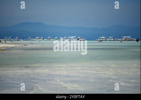 Touristen und Boote am Dumaluan Beach. Bohol, Philippinen Stockfoto