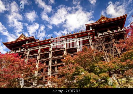 kiyomizu-dera-Tempel umgeben von lebhaftem Herbstlaub Stockfoto