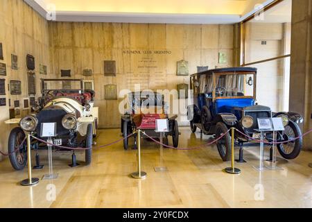 Klassische Pferdekutschen im Argentine Automobile Club Museum in Buenos Aires in Argentinien. L-R: 1908 Fiat Grand Touring, 1904 Cadill Stockfoto