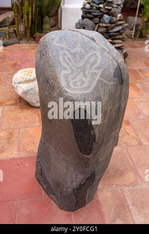 Prähispanische Felskunst der Indianer auf einem Stein im Archäologischen Museum Pio Pablo Diaz in Cachi, Argentinien. Stockfoto