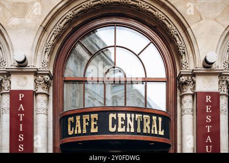 Wien, Österreich - 6. August 2024: Das Zeichen des berühmten Café Central in Wien Stockfoto