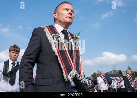 Mitglieder der Royal Black Preceptory No. 517, die während des jährlichen Co. In Ballee eintreffen. Antrim Grand Black Chapter Parade. Ballymena, Großbritannien - 31. August 2024. Stockfoto