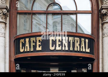 Wien, Österreich - 6. August 2024: Das Zeichen des berühmten Café Central in Wien Stockfoto
