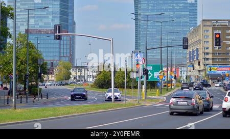 Warschau, Polen. 25. August 2024. Autoverkehr und Stadtlandschaft. Autos, die sich auf der Straße bewegen. Moderne Gebäude im Hintergrund. Stockfoto