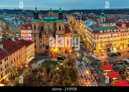 Abendlicher Blick auf die Straßen und den Weihnachtsmarkt auf dem Altstädter Ring in Prag, Tschechien. Stockfoto