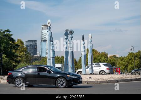 Tiflis, Georgien - 6. Oktober 2023: Die neunstellige Uhren-Statue in der Nähe der Galaktion Tabidze-Brücke Stockfoto