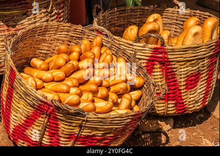 Sunlit rattan Körbe voll Baguettes oder französisches Brot, für den Verkauf am lokalen Markt. Stadt Kampong Chhnang, Kambodscha. © kraig Lieb Stockfoto