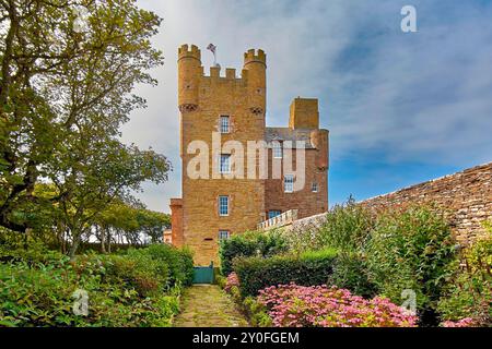 Castle of Mey Caithness Scotland der Turm und Blumenbeet aus rosa Hortensien und einem blauen Himmel im Spätsommer Stockfoto