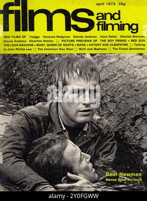 Filme und Dreharbeiten April 1972 - Cover des Vintage Magazins - Fotograf unbekannt - Text Transkription [ april 1972 35p Filme mit NEUEN FILMEN VON Twiggy Vanessa Redgrave Glenda Jackson Alain Delon Charles Bronson Ursula Andress Charlton Heston☐ BILDVORSCHAU DES JUNGEN FREUNDES ROTE SONNE DIE LIEBESMASCHINE MARY, KÖNIGIN DER SCHOTTEN zu John Phillip Law der amerikanische Weg West MACHTE ANTONY UND KLEOPATRA sprechender Myth und Madness zum besten Gentleman Paul Newman nie einen Zoll ] NUR FÜR REDAKTIONELLE ZWECKE! Stockfoto