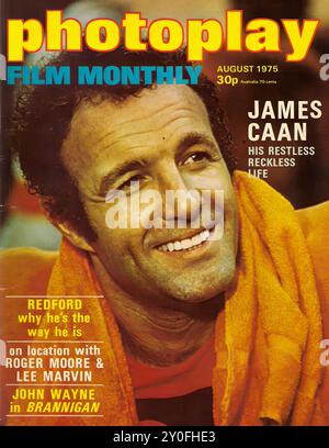 Photoplay Film Monthly Aug 1975 - Vintage Magazine Cover - Fotograf unnow - Text Transkription [ Photoplay FILM MONTHLY AUGUST 1975 30p Australia 70 Cents JAMES CAAN SEIN RUHELOSES RÜCKSICHTSLOSES LEBEN REDFORD Warum er so ist wie er vor Ort ist mit ROGER MOORE & LEE MARVIN JOHN WAYNE in BRANNIGAN ] NUR FÜR REDAKTIONELLE ZWECKE ! Stockfoto