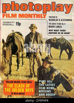 Photoplay Film Monthly Dez 1971 - Vintage Magazine Cover - Fotograf unnow - Text Transkription [ Photoplay FILM MONATLICH DEZEMBER 1971 Australien 40 Cent Neuseeland 38 Cent 15p VORSCHAU VON NICHOLAS & ALEXANDRA DIE GROSSEN STARS No. 8 MARIO LANZA WARUM MÜSSEN DIESE BURTONS SO GRIMMIG SEIN? WILLIAM HOLDEN RYAN O'NEAL THE CLASH OF THE GOLDEN BOYS IN 'WILD ROVERS' PLNS DIE NEUESTEN FILM-NEWS-REZENSIONEN UND KLATSCH ] NUR FÜR REDAKTIONELLE ZWECKE ! Stockfoto