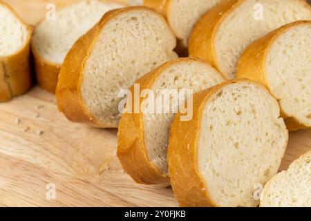 Weiches französisches Baguette aus Weizenmehl, frisch geschnittenes Baguette für die Zubereitung von Snacks Stockfoto