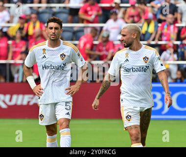 St. Louis, USA. September 2024. Los Angeles Galaxy Mittelfeldspieler Gastón Brugman (5, links) und Los Angeles Galaxy Forward Diego Fagúndez (7) gehen nach unten. STL City veranstaltete die LA Galaxy in einem Major League Soccer Spiel im STL CITYPARK Stadium in St. Louis, MO am Sonntag, den 1. September 2024. Foto: Tim Vizer/SIPA USA Credit: SIPA USA/Alamy Live News Stockfoto