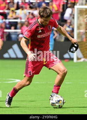 St. Louis, USA. September 2024. Der Mittelfeldspieler Indiana Vassilev (19) aus St. Louis City läuft mit seiner schützenden Gesichtsmaske. STL City veranstaltete die LA Galaxy in einem Major League Soccer Spiel im STL CITYPARK Stadium in St. Louis, MO am Sonntag, den 1. September 2024. Foto: Tim Vizer/SIPA USA Credit: SIPA USA/Alamy Live News Stockfoto