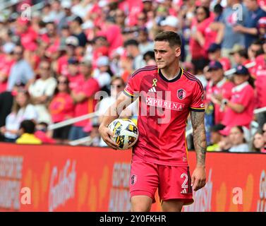 St. Louis, USA. September 2024. Der Verteidiger Jake Nerwinski (2) aus St. Louis City trägt den Ball vor dem Einwerfen an der Seitenlinie entlang. STL City veranstaltete die LA Galaxy in einem Major League Soccer Spiel im STL CITYPARK Stadium in St. Louis, MO am Sonntag, den 1. September 2024. Foto: Tim Vizer/SIPA USA Credit: SIPA USA/Alamy Live News Stockfoto