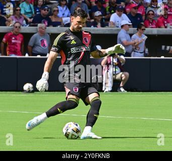 St. Louis, USA. September 2024. St. Louis City Torhüter Roman Bürki (1) schickt den Ball in der ersten Halbzeit nach unten. STL City veranstaltete die LA Galaxy in einem Major League Soccer Spiel im STL CITYPARK Stadium in St. Louis, MO am Sonntag, den 1. September 2024. Foto: Tim Vizer/SIPA USA Credit: SIPA USA/Alamy Live News Stockfoto