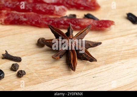 Kalbfleisch-Trockenwurst beim Schneiden, Zubereitung von Snacks aus Kalbfleisch-Trockenwurst Stockfoto