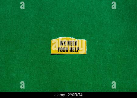 Wir brauchen Ihre Hilfe-Nachricht auf gerissenem gelbem Papierstück mit grünem Hintergrund. Konzeptionell brauchen wir Ihr Hilfesymbol. Kopierbereich. Stockfoto