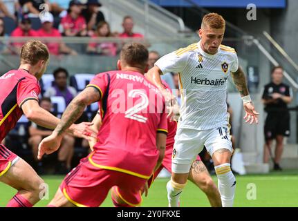 St. Louis, USA. September 2024. Los Angeles Galaxy-Stürmer Gabriel PEC (11) schiebt den Ball an den Verteidigern von St. Louis City vorbei. STL City veranstaltete die LA Galaxy in einem Major League Soccer Spiel im STL CITYPARK Stadium in St. Louis, MO am Sonntag, den 1. September 2024. Foto: Tim Vizer/SIPA USA Credit: SIPA USA/Alamy Live News Stockfoto