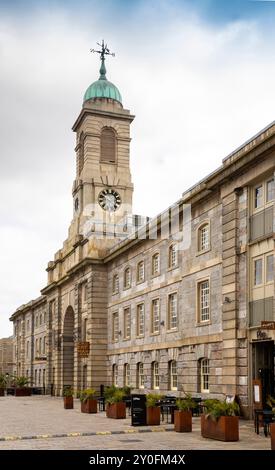 Großbritannien, England, Devon, Plymouth, Royal William Yard, Melville Building und Uhrenturm Stockfoto