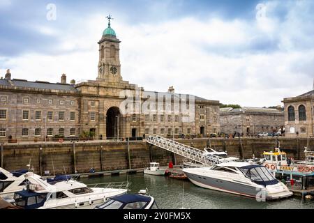 Großbritannien, England, Devon, Plymouth, Royal William Yard, Melville Building und Marina Basin Stockfoto