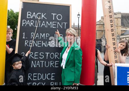 London, Großbritannien. 2. September 2024. Pippa Heylings, Abgeordneter der Liberaldemokraten für South Cambridgeshire, schließt sich einem theatralischen Protest auf dem Parlamentsplatz an, während Klimaaktivisten von Müttern die Bühne einer "zurück zur Schule, zurück zum Parlament"-Kundgebung aufsteigen. Mit der Aufforderung an die Labour-Regierung von Sir Keir Starmer, sich stärker für Maßnahmen zur Bekämpfung der globalen Wärmeentwicklung, zur Bekämpfung des Verlusts an biologischer Vielfalt und zur Senkung der Energiekosten einzusetzen, fiel die Veranstaltung zeitgleich mit der Rückkehr des Parlaments aus der Sommerpause und dem Beginn der neuen Schulzeit zusammen. Quelle: Ron Fassbender/Alamy Live News Stockfoto