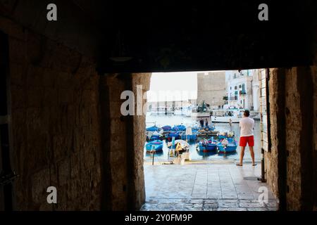 Boote und das Meer sichtbar durch einen Korridor in den alten Mauern des Monopols italien Stockfoto