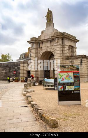 Großbritannien, England, Devon, Plymouth, Stonehouse, Cremyll Street, Royal William Yard Gate Stockfoto