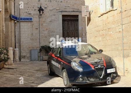 carabinieri Polizeiautos parkten vor der örtlichen Polizeistation Monopoli puglia italien in der Nähe von bari Stockfoto