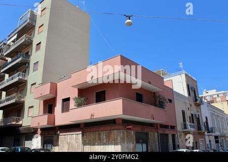 Eine moderne Wohnwohnung mit Olivenbäumen im Monopol italien Stockfoto
