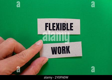 Flexible Arbeitsbotschaft auf Papier mit grünem Hintergrund. Konzeptionelles flexibles Arbeitssymbol. Kopierbereich. Stockfoto