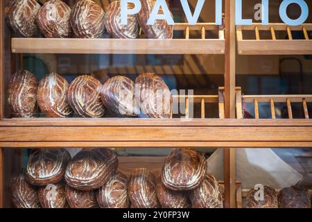 Frisch gebackene Brotlaibe im Pavilion Bakery Broadway Market, London, England Stockfoto