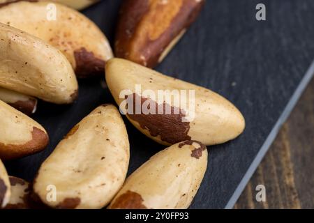 Paranüsse, die von der Schale auf dem Tisch geschält wurden, Paranussfrüchte, die auf dem Tisch verstreut waren Stockfoto