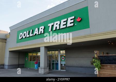 Außeneingang eines Dollar Tree Stores in Kanada mit unverwechselbarem Schild und Ladenfront der Kette. Dollar Tree ist eine US-Rabattvariante c Stockfoto