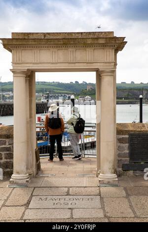 Großbritannien, England, Devon, Plymouth, Barbican, Touristen bei Mayflower Steps Stockfoto