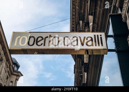 Wien, Österreich - 5. August 2024: Das Zeichen der Boutique Roberto Cavalli im Zentrum von Wien Stockfoto