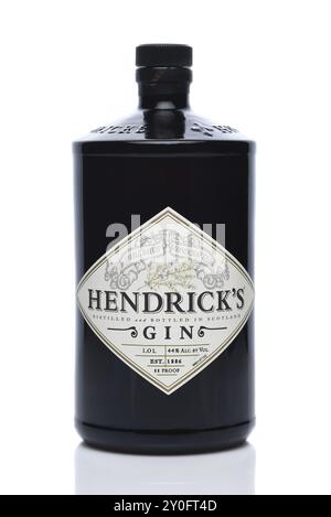 IRVINE, KALIFORNIEN - 1. SEPTEMBER 2024: Eine Flasche Hendricks Gin destilliert in Schottland. Stockfoto